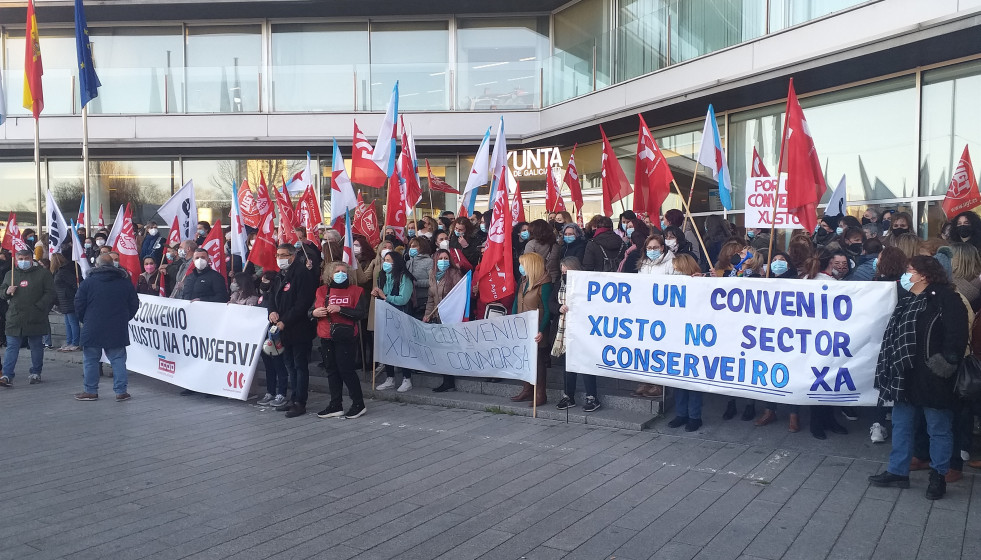 Archivo - Concentración convocada por CC.OO., UGT y CIG ante la delegación territorial de la Xunta en Vigo, en demanda de un convenio digno para el sector de la conserva.