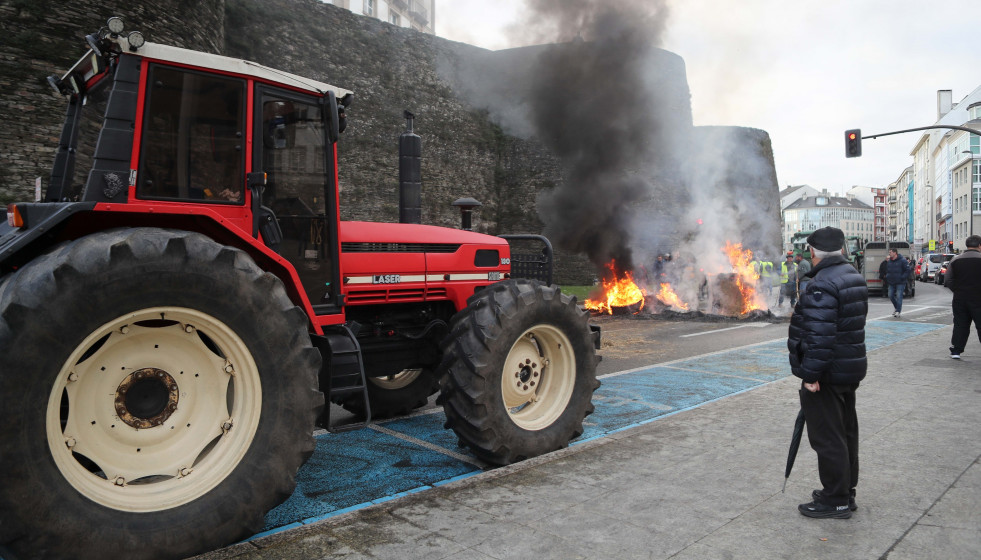 Hoguera de manifestantes de la tractorada que rodea la Muralla de Lugo desde el pasado lunes, frente a la Delegación de la Xunta de Galicia en Lugo, a 14 de enero de 2026, en Lugo, Galicia (España).