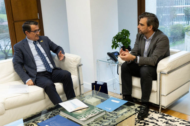 El conselleiro de Presidencia, Xustiza e Deporte, Diego Calvo, se reúne con el nuevo cónsul honorario de Ucrania en Galicia, Antonio Corredoira Alfonso