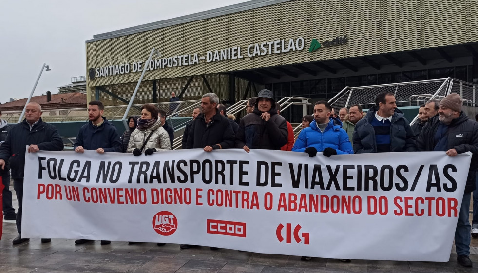 Protesta de sindicatos ante la intermodal de Santiago con motivo de la huelga del transporte