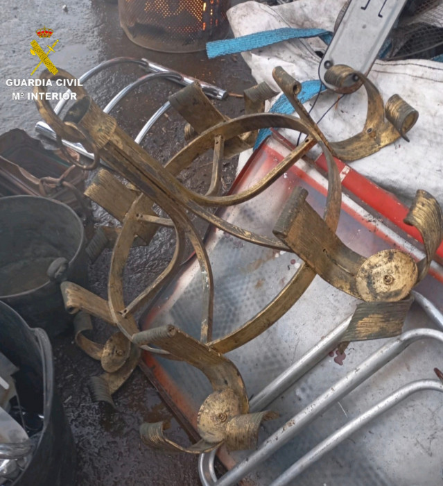 Parte del material recuperado por la Guardia Civil, que investiga a dos varones como autores del robo.