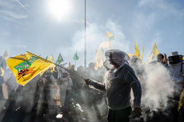 Archivo - Apicultores durante una protesta de agricultores y ganaderos frente al Ministerio de Agricultura, a 16 de diciembre de 2024, en Madrid (España). Los agricultores y ganaderos, convocados por
