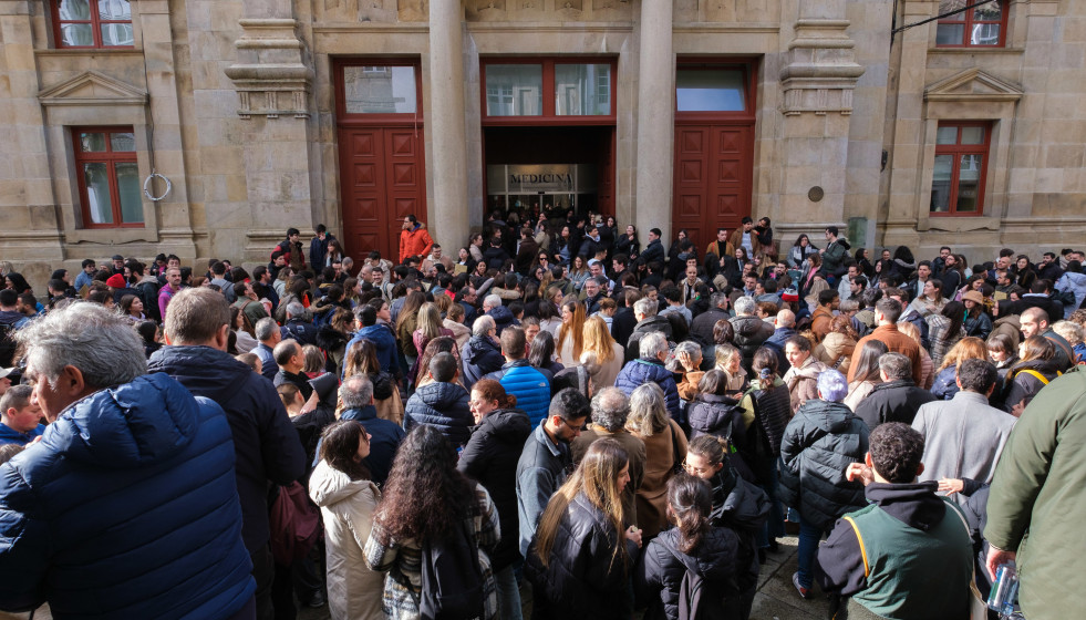 Archivo - Un grupo de personas ante la Facultad de Medicina de la Universidad de Santiago de Compostela para realizar las pruebas de Formación Sanitaria Especializada convocada por el Ministerio de S