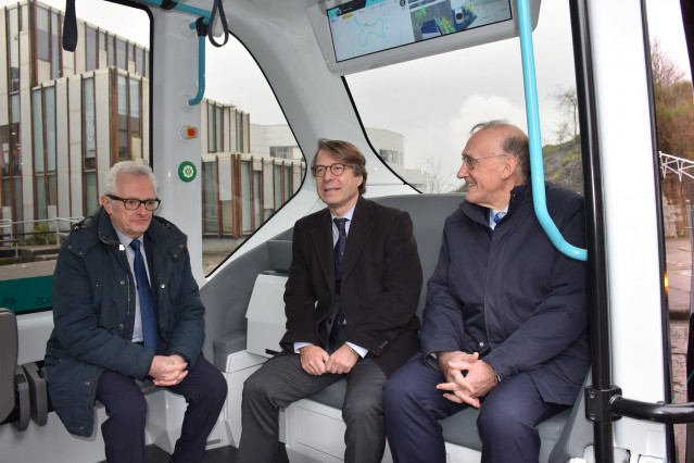 El director del CTAG, Luis Moreno; el conselleiro de Facenda, Miguel Corgos; y el rector de la UVigo, Manuel Reigosa, en el vehículo autónomo conectado del campus vigués.