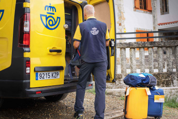 Archivo - Transporte de mochilas de peregrinos en el Camino de Santiago