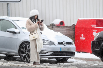 Una persona toma una foto a la nieve, a 6 de enero de 2026, en Pedrafita do Cebreiro, Lugo, Galicia (España). El Centro Integrado de Respuesta a Emergencias ha registrado este martes 26 incidencias r