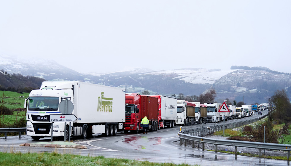 Archivo - Varios camiones parados en la A-67.
