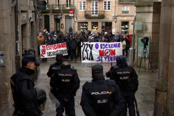 Un amplio dispositivo policial vigila la concentración en protesta por el desalojo del centro social okupado del casco histórico de Santiago, a 23 de enero de 2026.