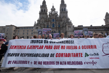 Archivo - Familiares de fallecidos y heridos en el descarrilamiento del Alvia en la curva de A Grandeira llegan hasta la Plaza del Obradoiro tras una marcha de protesta, a 24 de julio de 2023, en A Co