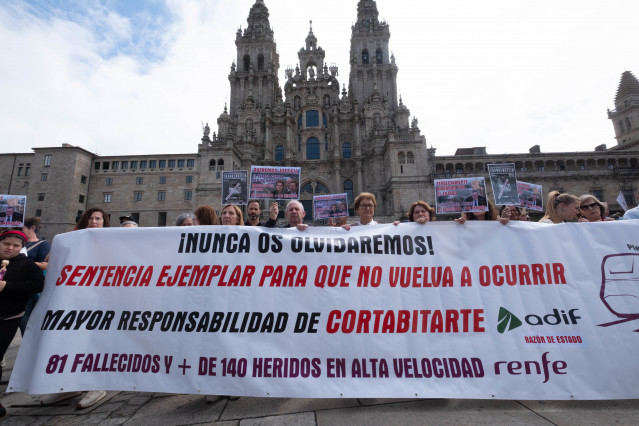 Archivo - Familiares de fallecidos y heridos en el descarrilamiento del Alvia en la curva de A Grandeira llegan hasta la Plaza del Obradoiro tras una marcha de protesta, a 24 de julio de 2023, en A Coruña, Galicia (España). Víctimas del accidente del tren
