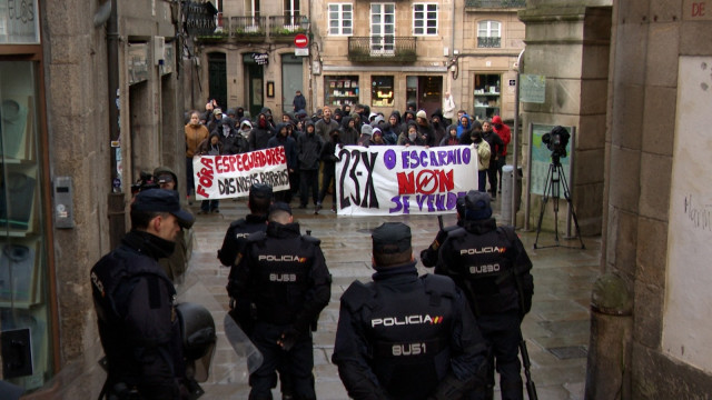 Un amplio dispositivo policial vigila la concentración en protesta por el desalojo del centro social okupado del casco histórico de Santiago, a 23 de enero de 2026.