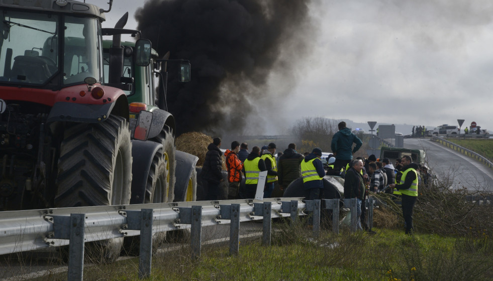 Agricultores y ganaderos cortan la A-52 con tractores y rollos de paja, a 10 de enero de 2026, en Xinzo de Limia, Ourense.