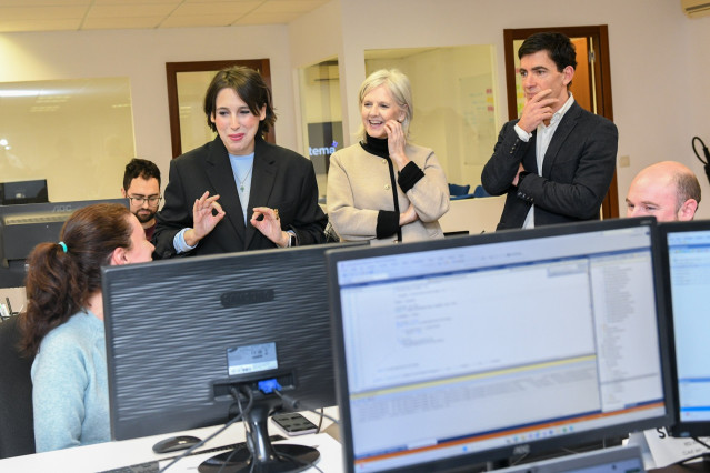 La conselleira de Economía e Industria, María Jesús Lorenzana, visita la empresa Sixtema, en Santiago de Compostela.