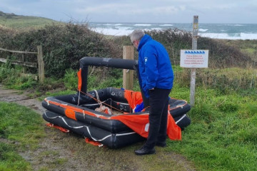 Rescatan una balsa salvavidas de un mercante maltés en una playa de Fisterra (A Coruña)