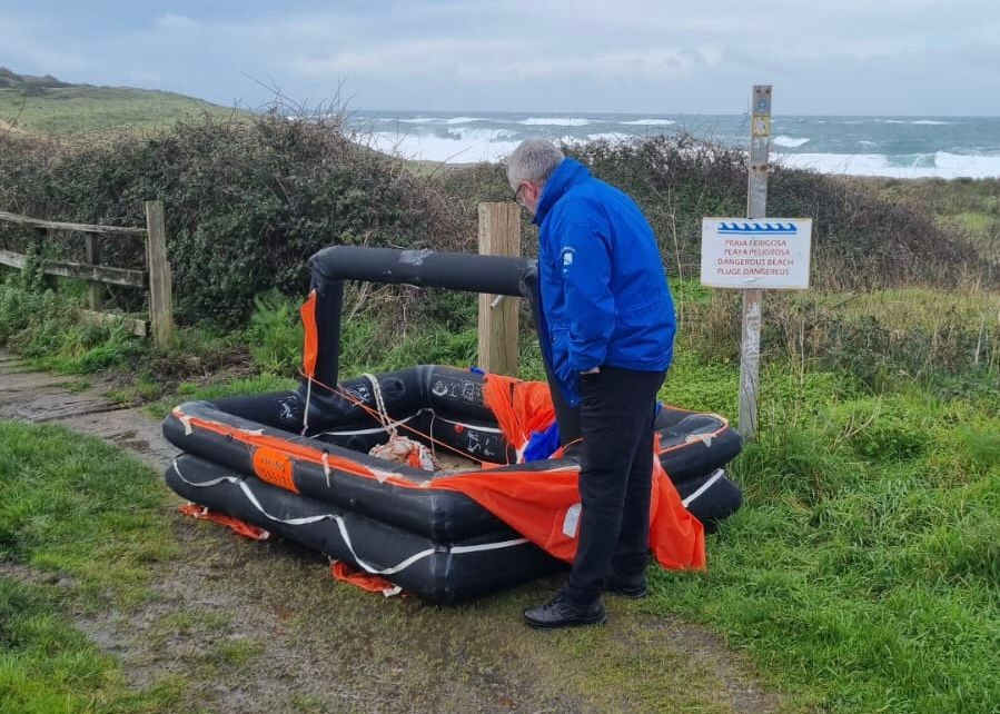 Rescatan una balsa salvavidas de un mercante maltés en una playa de Fisterra (A Coruña)