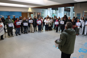 Concentración de SOS Sanidade Pública en el hall del Hospital Álvaro Cunqueiro de Vigo.