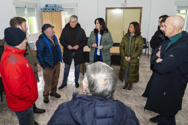 Paula Prado y otros dirigentes del PP durante el encuentro.