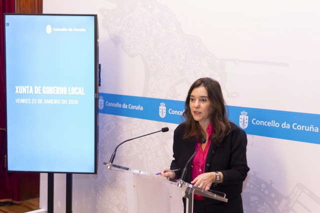 La alcaldesa de A Coruña, Inés Rey, ofrece una rueda de prensa