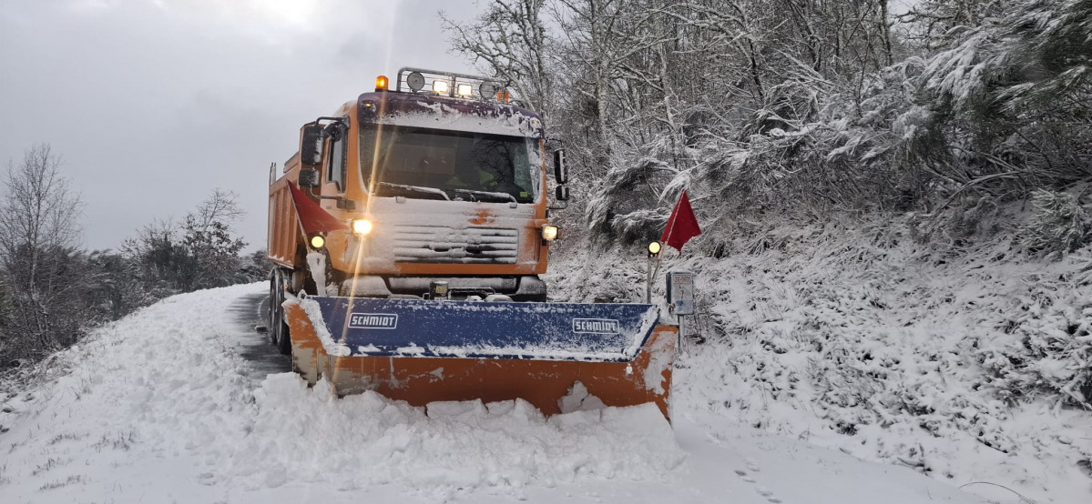 Operativo vialidad invernal de la Diputación de Ourense en las carreteras de la provincia.