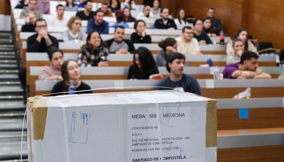 Archivo - Un grupo de personas esperan a realizar las pruebas de Formación Sanitaria Especializada convocada por el Ministerio de Sanidad, en la Facultad de Medicina de la Universidad de Santiago de 