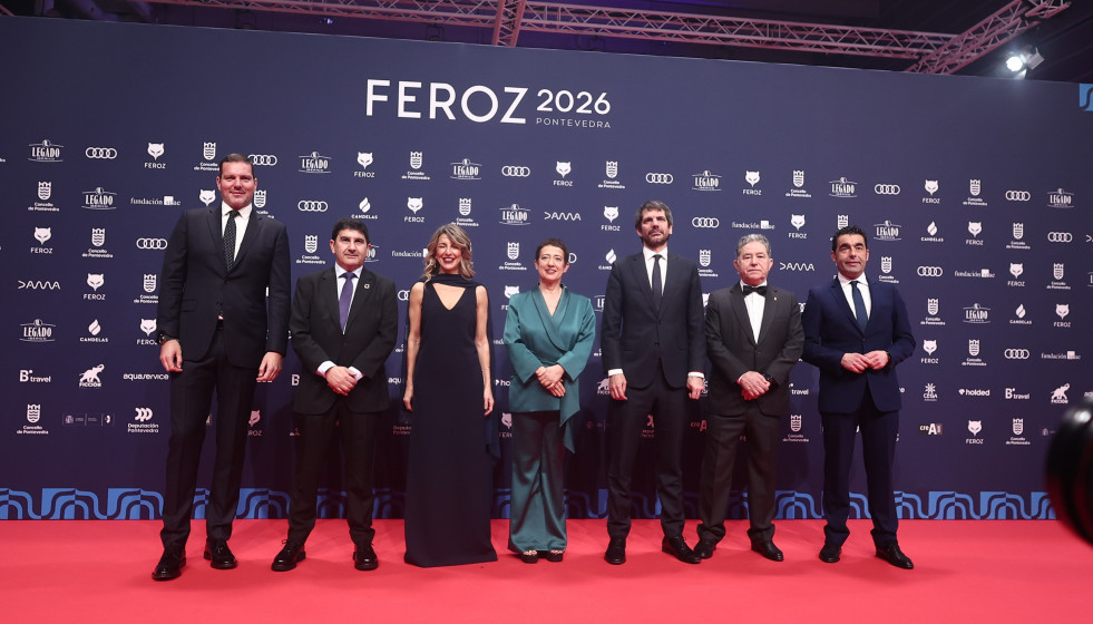 El ministro de Cultura, Ernest Urtasun, la vicepresidenta segunda del Gobierno y ministra de Trabajo, Yolanda Díaz, y la periodista María Guerra,  en la alfombra roja de los Premios Feroz 2026, en e