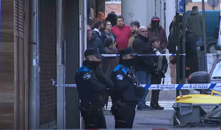 Un hombre se atrinchera y dispara contra una fachada en Agra do Orzán en A Coruña