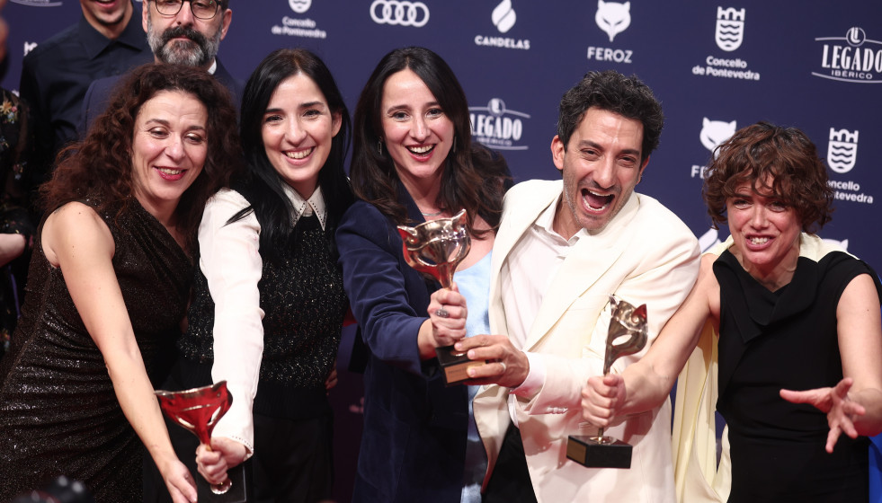 El equipo de 'Los domingos' posa con los premios que ha conseguido en la alfombra roja de los premiados en los Premios Feroz 2026, en el Pazo da Cultura, a 24 de enero de 2026, en Pontevedra