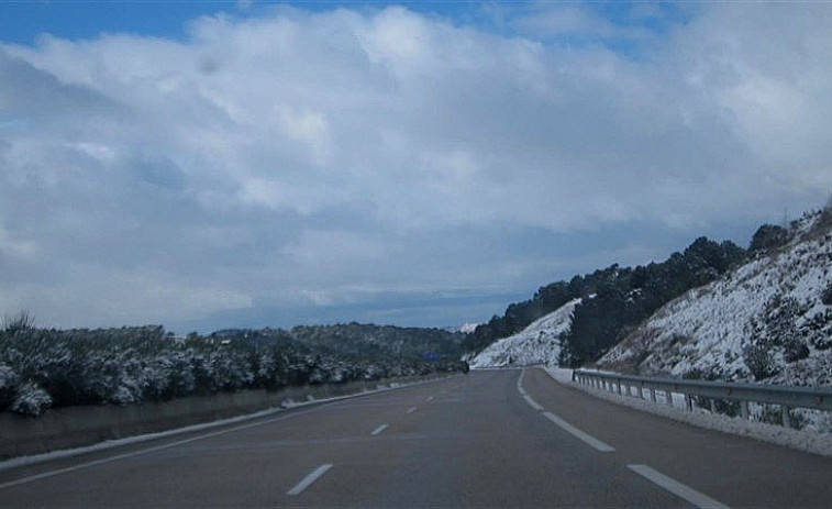 A neve dificulta a circulación en estradas de Lugo e Ourense