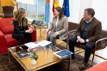 Reunión entre la conselleira de Política Social y la alcaldesa de Boimorto.