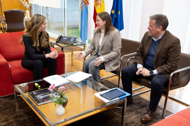 Reunión entre la conselleira de Política Social y la alcaldesa de Boimorto.