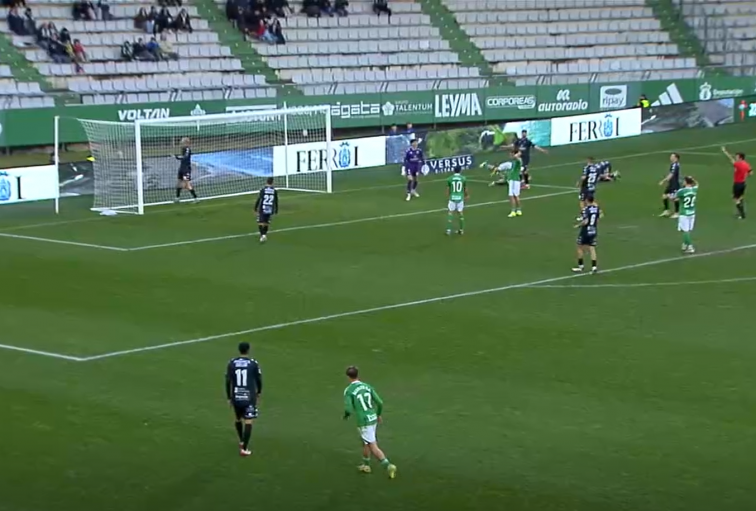 Vídeo |  El Racing de Ferrol recupera la sonrisa en el derbi ante el Arenteiro (2-0)