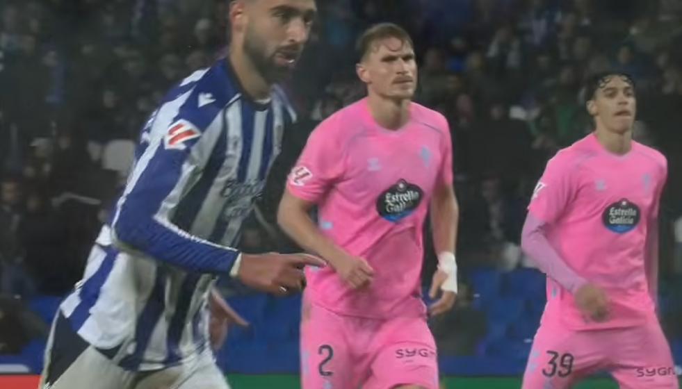 El ex céltico Brais Méndez a punto de marcar de penalti contra el Celta en Anoeta