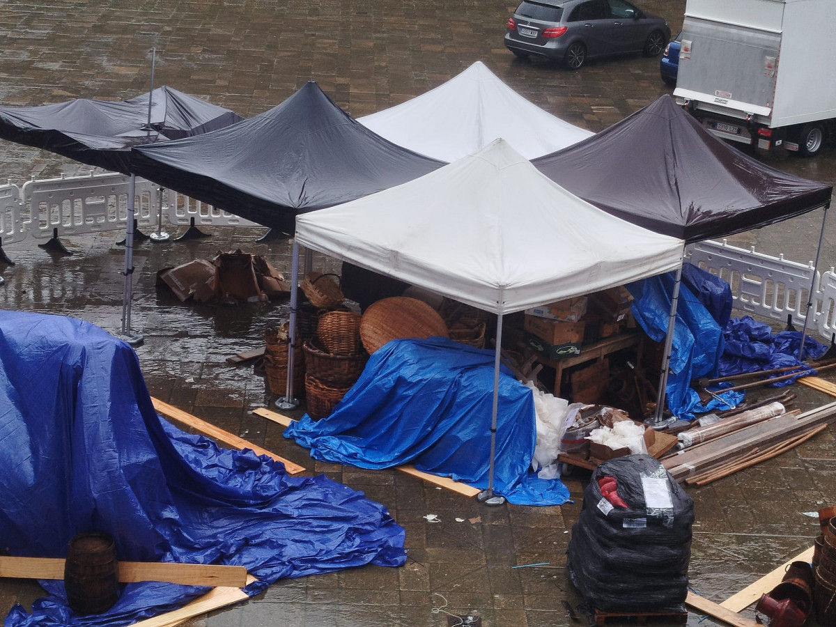 El mercado para Lobo este lunes en medio del temporal en la Praza da Quintana
