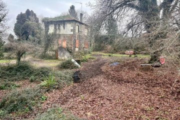 Finca con vivienda titularidad de Icosa Dorada, en el entorno del aeropuerto de Peinador, en Vigo.