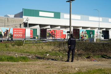 Archivo - Varios agentes de Policía en Agrela donde falleció un hombre tras disparos de un policía durante una intervención