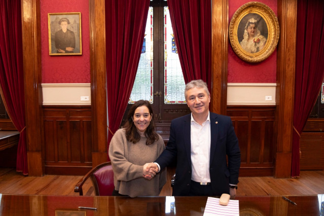 La alcadesa de A Coruña, Inés Rey, y el rector UDC, Ricardo Cao, en la firma de la transmisión de la antigua Fábrica de Armas.