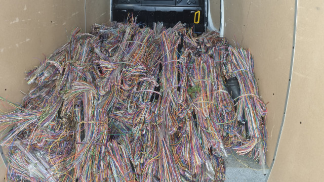 Cable de cobre sustraído.