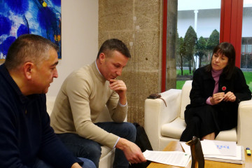 La portavoz nacional del BNG, Ana Pontón, con el alcalde de Muras, Manuel Requeijo