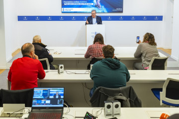 El presidente provincial, Luis Menor, ofrece una rueda de prensa para dar cuenta de los asuntos adoptados en la sesión ordinaria semanal de la junta de Gobierno provincial