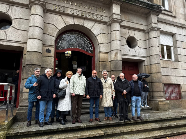 El portavoz nacional de Campo de Vox, Rodrigo Alonso, se reune con ganaderos y agricultores de Ourense frente a la Subdelegación del Gobierno en la ciudad, acompañado de miembros de Vox Galicia