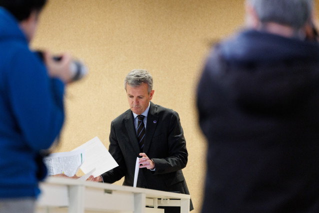 O titular do Executivo galego, Alfonso Rueda, acompañado pola conselleira de Vivenda e planificación das infraestruturas, María Martínez Allegue, na rolda de prensa posterior á reunión do Consello da Xunta. Sala do Consello, 26/01/26.