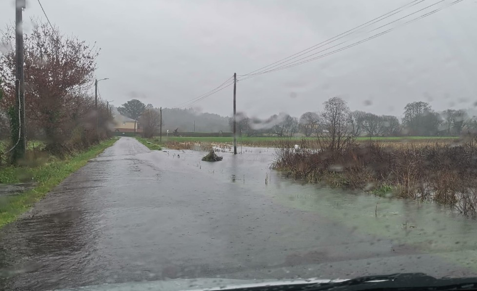 Carretera anegada en Xinzo en una foto remitida a O Tempo da CRTVG por Lourdes Manso