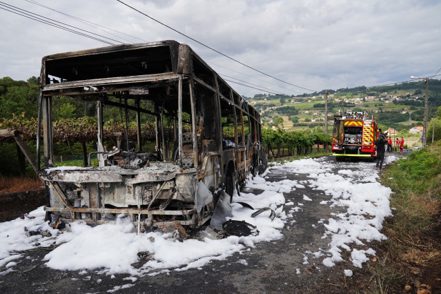 Archivo - El autobús calcinado durante el dispositivo de extinción del incendio. Foto de archivo.