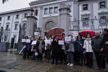 Varias personas durante la concentración en rechazo a la absolución del exdirector de seguridad de Adif tras el accidente de Angrois