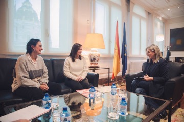 La nueva ministra de Educación, Milagros Tolón, ha recibido este lunes a la seretaria nacional de CIG-Ensino, Laura Arroxo, y a la secretaria de Finanzas e Saúde Laboral, Marta Ferreiro