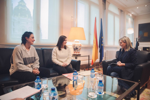 La nueva ministra de Educación, Milagros Tolón, ha recibido este lunes a la seretaria nacional de CIG-Ensino, Laura Arroxo, y a la secretaria de Finanzas e Saúde Laboral, Marta Ferreiro