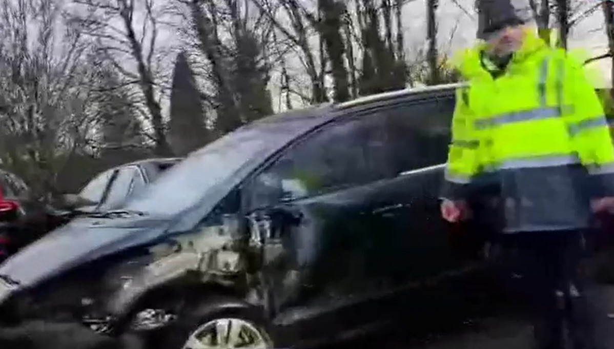 Coches accidentados en el accidente mu00faltiple de la AP9 en una imagen de CRTVG