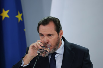El ministro de Transportes y Movilidad Sostenible, Óscar Puente, durante la rueda posterior al Consejo de Ministros en el Palacio de la Moncloa, a 27 de enero de 2026, en Madrid (España). El Gobiern