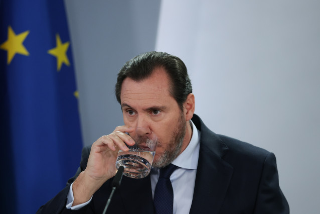 El ministro de Transportes y Movilidad Sostenible, Óscar Puente, durante la rueda posterior al Consejo de Ministros en el Palacio de la Moncloa, a 27 de enero de 2026, en Madrid (España). El Gobierno ha aprobado este martes un mecanismo de indemnizaciones