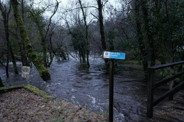 Desbordamiento del río Lérez a su paso por la zona recreativa de Lodeiro en la parroquia de Campo Lameiro